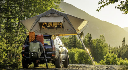 Équipement de plein air : tentes, équipement de camping, accessoires de randonnée et outils de survie.