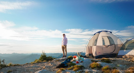 Équipement de plein air : tentes, équipement de camping, accessoires de randonnée et outils de survie.