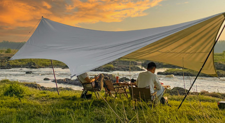 Équipement de plein air : tentes, équipement de camping, accessoires de randonnée et outils de survie.